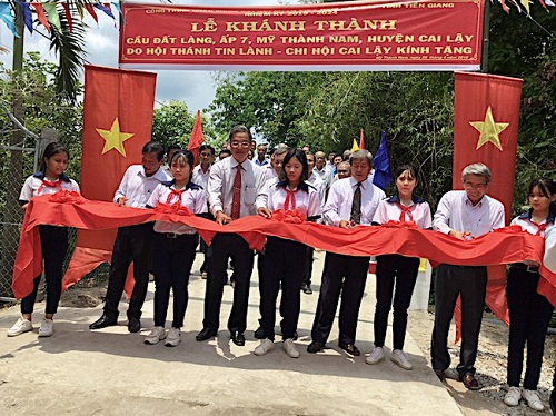 Vietnam evangelical church inaugurates new rural bridge in Tien Giang