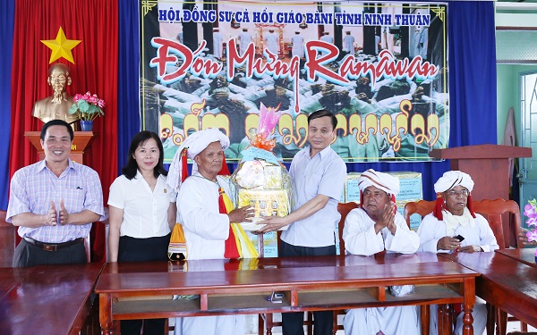 Ninh Thuan authorities congratulate on Cham Muslims Ramuwan festival