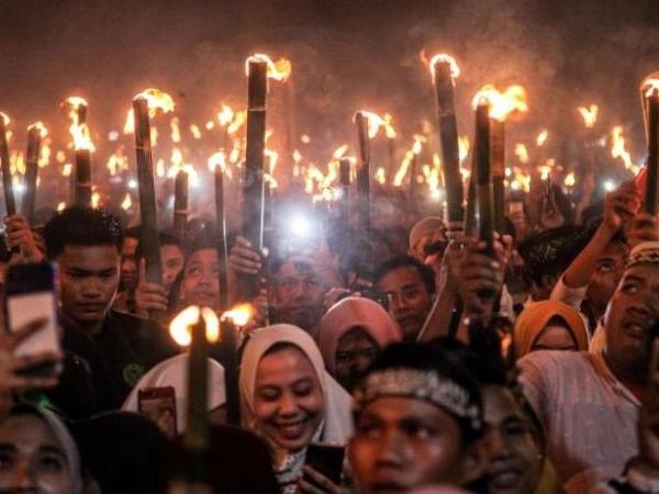 Shared meals and torch-lit parades: Indonesia Muslims welcome Ramadan