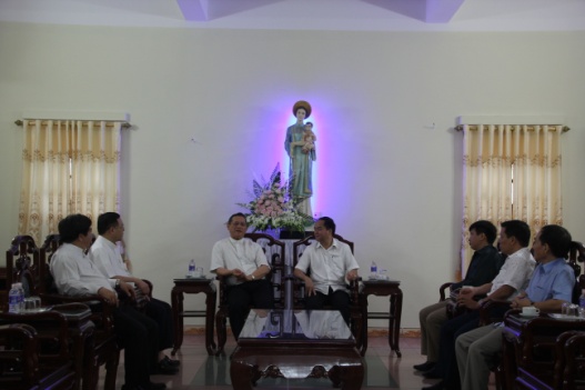 Government religious committee leader visits Bui Chu Cathedral