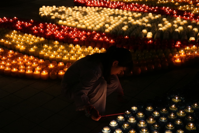 UN Vesak 2019: Flower-shaped lantern floated to pray for global peace