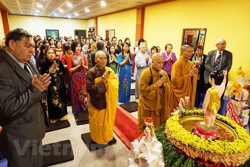 Vietnamese people in Czech Republic celebrate Vesak