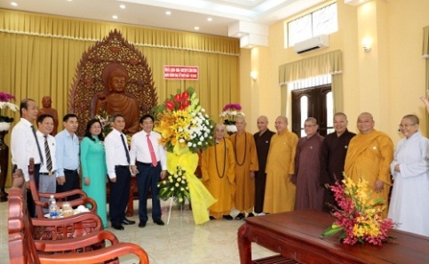 Provincial leaders in Binh Duong congratulate local Buddhists on Buddha’s Birthday