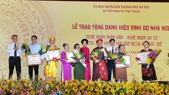 Hanoi honors prominent folklore artisans