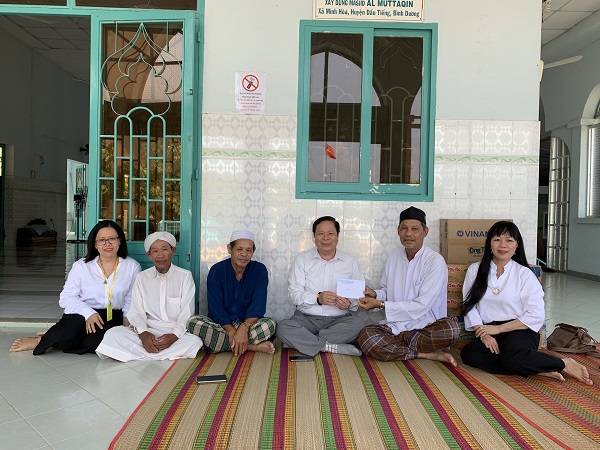 Binh Duong provincial religious committee pays Ramadan visit to Minh Hoa mosque