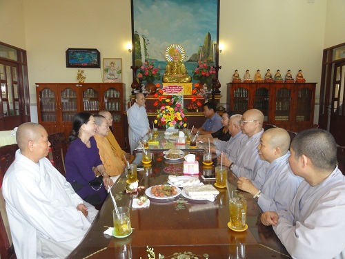 Religious committee in Ca Mau extends congratulation to Buddhist summer -retreat course