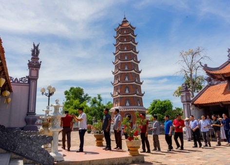 Security delegation from Sepon district visits Hoang Phuc pagoda in Quang Binh