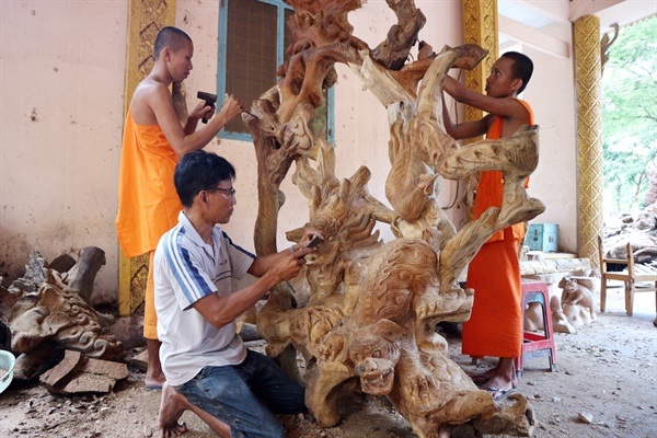 Khmer Pagoda in Tra Vinh provides vocational training in wood carving