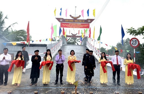 Hoa Hao Buddhist church inaugurates 4 local bridges in Can Tho