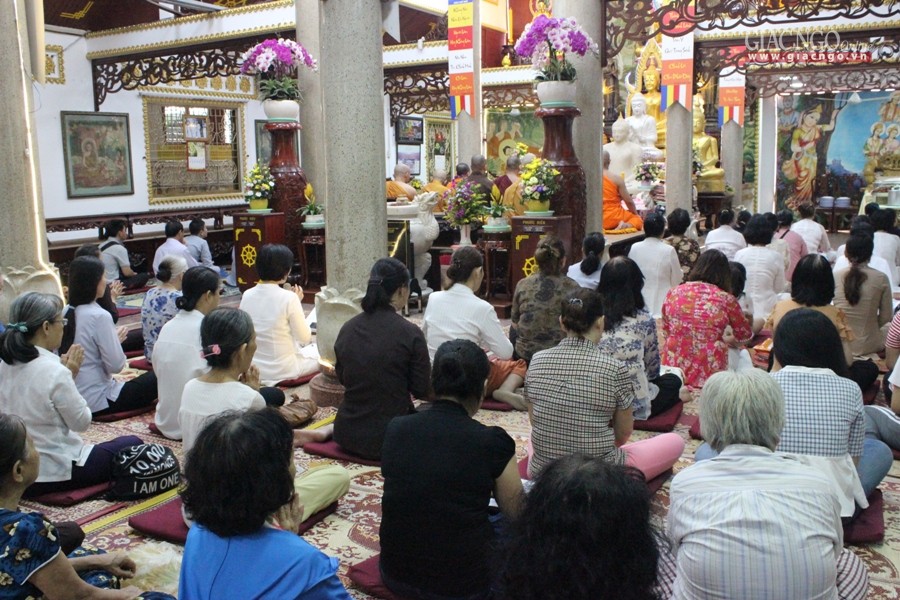 Pho Minh pagoda holds robe offering ceremony