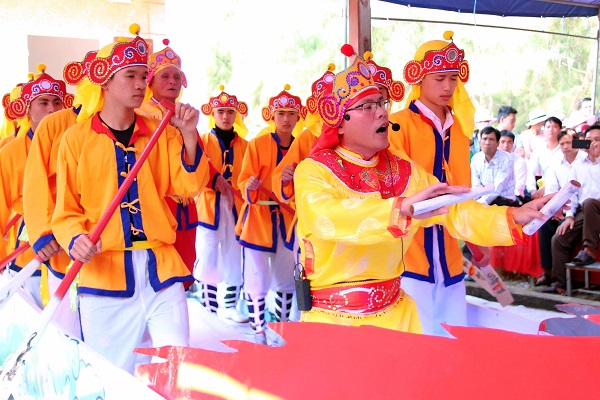 Keeping alive Bả trạo singing in whale worshipping rites