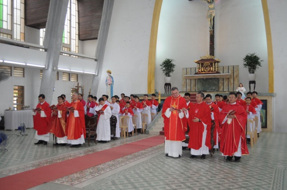 Phu Cam cathedral holds Confirmation Mass