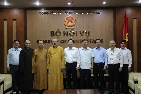 Leaders of home affairs ministry, government religious committee receive Buddhist delegation