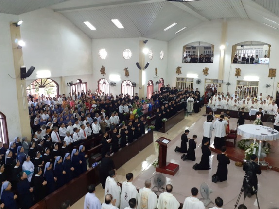 Hue Sacred Heart Congregation holds professional vows for new votarists