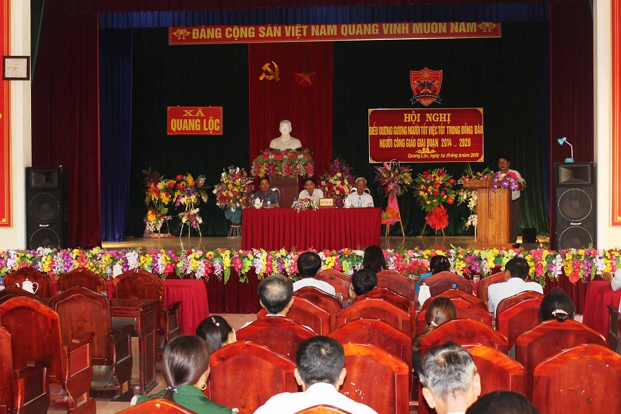 Quang Loc commune authorities in Ha Tinh honor outstanding Catholics 