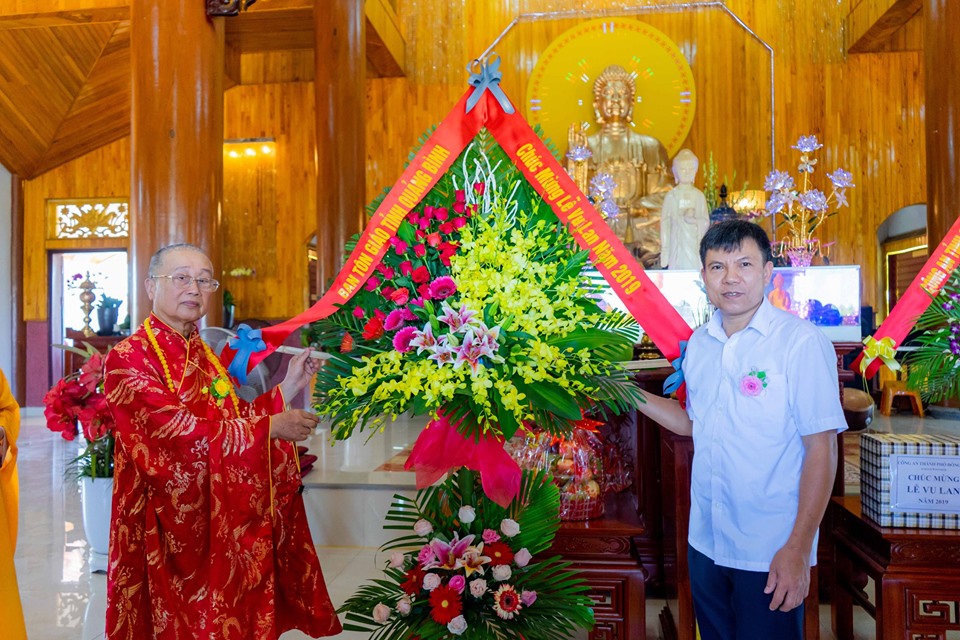 Quang Binh authorities extend congratulation to provincial VBS chapter on Buddhist Parents Day 2019