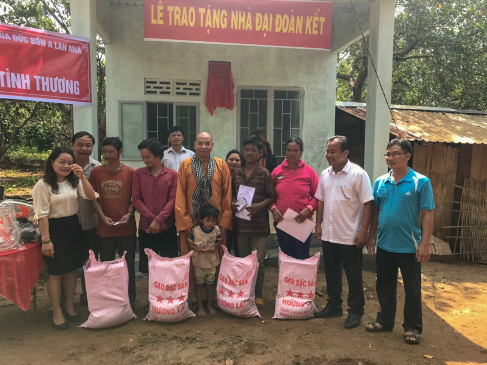 Buddhist Pagoda in Binh Phuoc presents four houses to poor families of S’tieng ethnic group