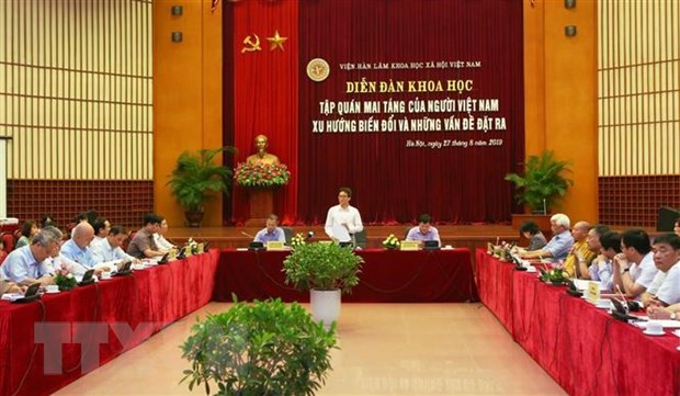 Forum on burial customs by Vietnamese