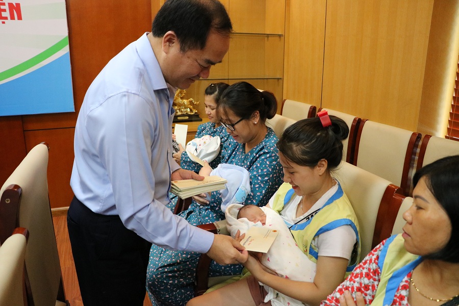 Government religious committee presents Mid-Autumn gifts to infants at Hanoi Postal hospital 