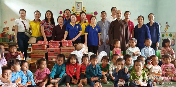 Duc Hau pagoda presents hundreds of gift sets to children in Nghe An