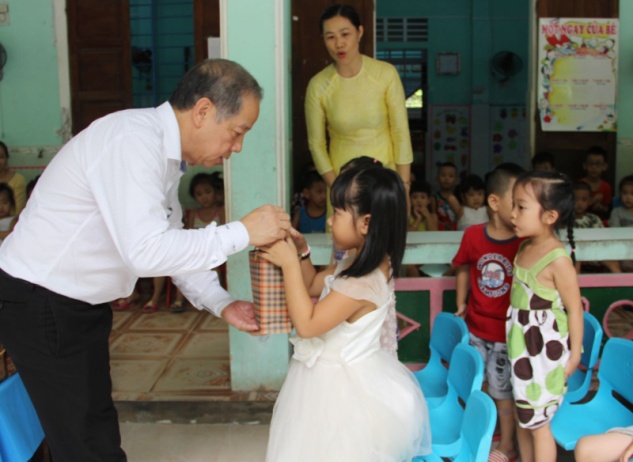 Chairman of the Provincial People’s Committee Phan Ngọc Thọ presents gifts to children on the occasion of Mid-Autumn festival