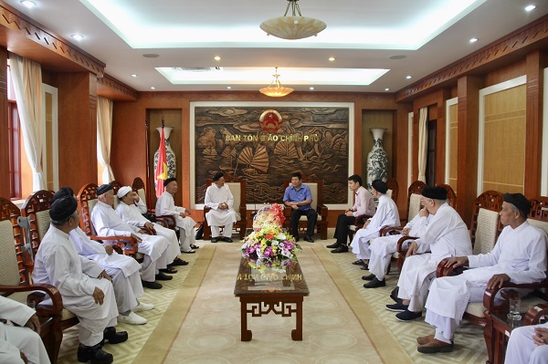 Government religious committee receives Caodai alliance delegation