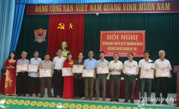 Nghe An authorities honor practical contributions of Catholic community