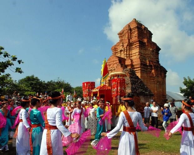 Binh Thuan leaders extend greetings to Cham Brahman community on Kate Festival