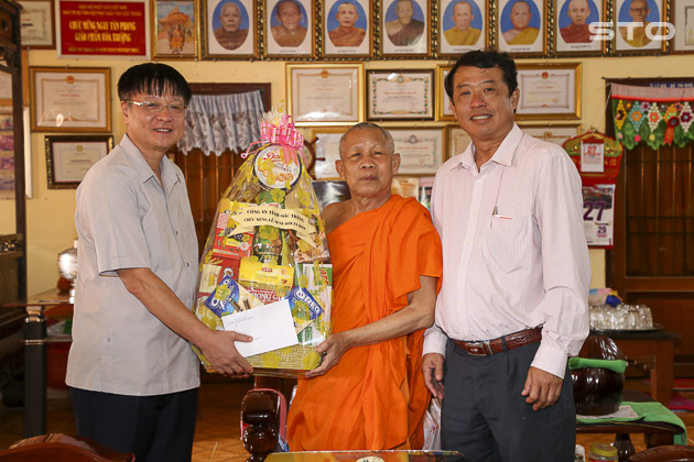 Public Security in Soc Trang extends congratulations to Khmer pagodas in Vinh Chau