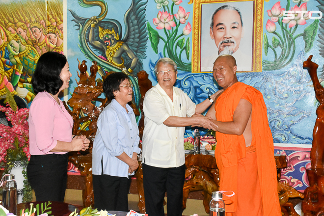 Former State President Trần Đức Lương pays visit to Som Rong Pagoda