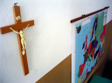 Education minister moots removing cross