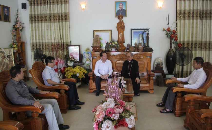 Government religious committee leader meets with Bishop of Nha Trang