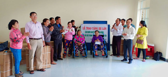 Tuy Hoa Protestant Church in Phu Yen presents wheelchairs to poor people with disabilities