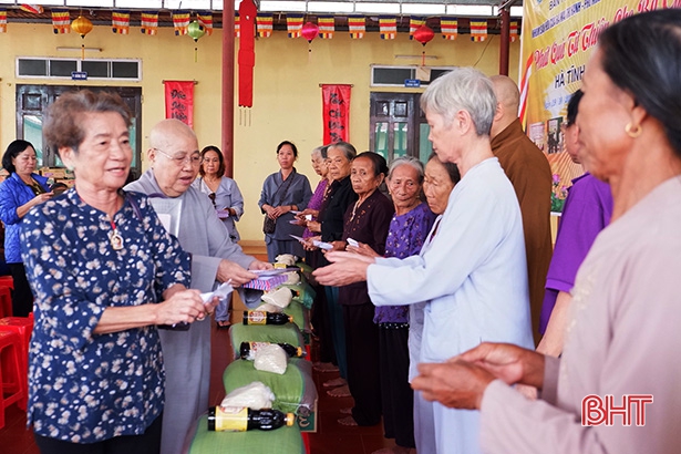 Buddhist chapter in HCMC sends support to poor people in Ha Tinh