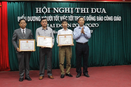 Ninh Binh authorities honor typical Catholics