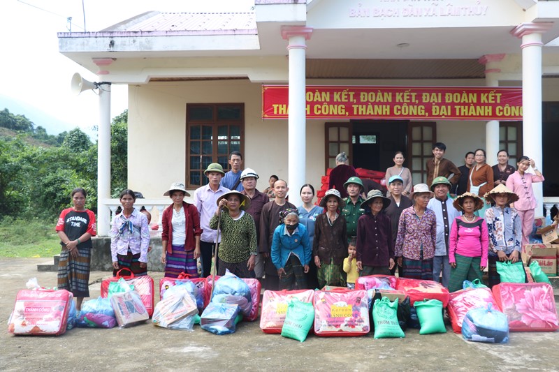 Hoang Phuc Pagoda presents gifts to Van Kieu villagers in Quang Binh