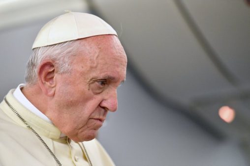 Pope warns Youth against dangers of tech, globalization