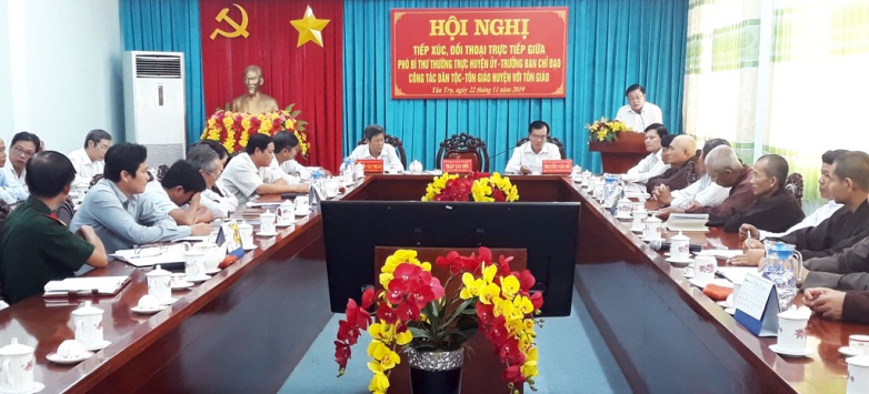 Tan Tru district authorities hold dialogue with religious dignitaries