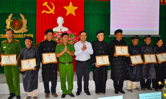 Public security in O Mon reviews collaboration with Khmer, Hoa Hao Buddhist places