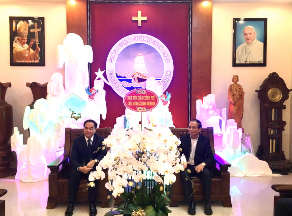 Government religious committee pays Christmas visit to Thanh Hoa diocese