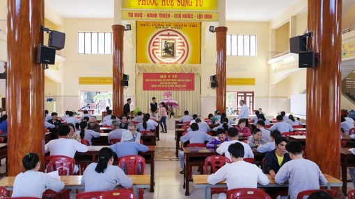 Examination for granting certificates to professionals on traditional medicines of Pure-land Buddhist Association 