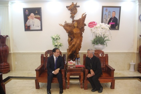 Government religious committee pays pre-Christmas visit to Vinh diocese