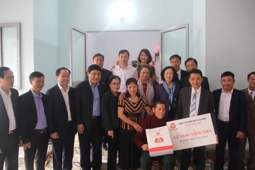 Presenting charity houses to disadvantaged families in Nghe An