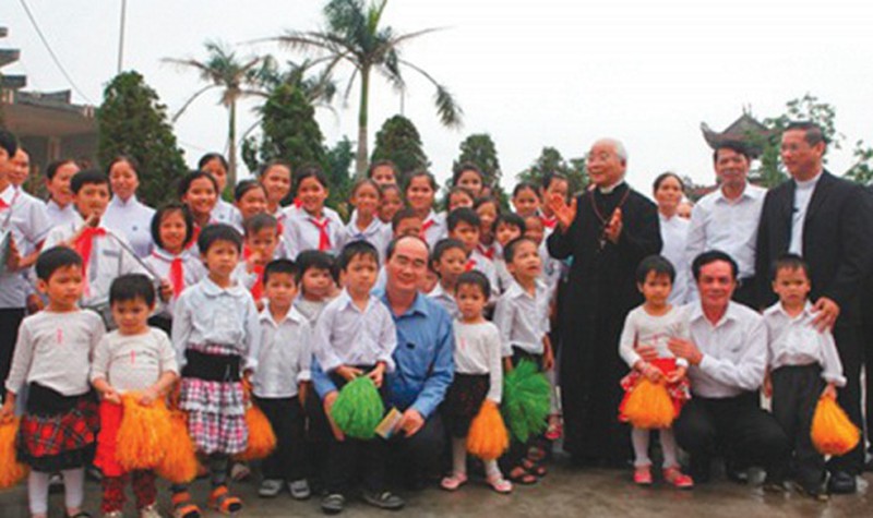 Presenting gifts to orphans in Bui Chu St. Anne’s Orphanage