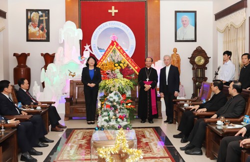 State officials pay pre-Christmas visits to localities