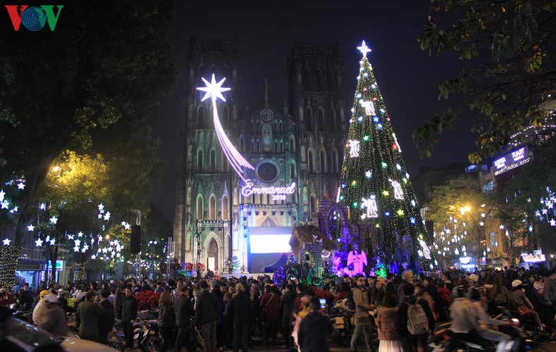 Hanoi’s streets lit up with array of festive Christmas decorations