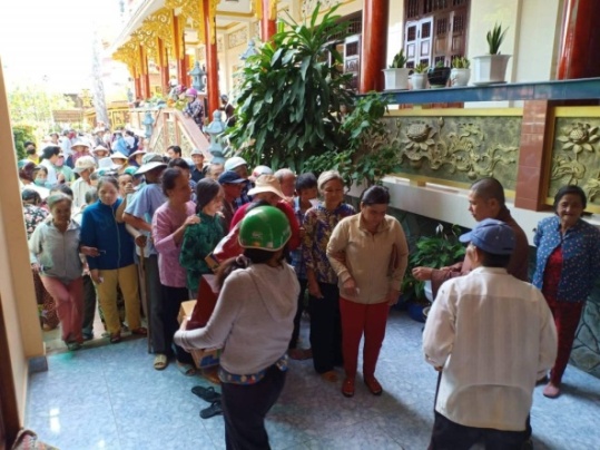 Buddhist pagoda in Tien Giang sends supports to disadvantaged people