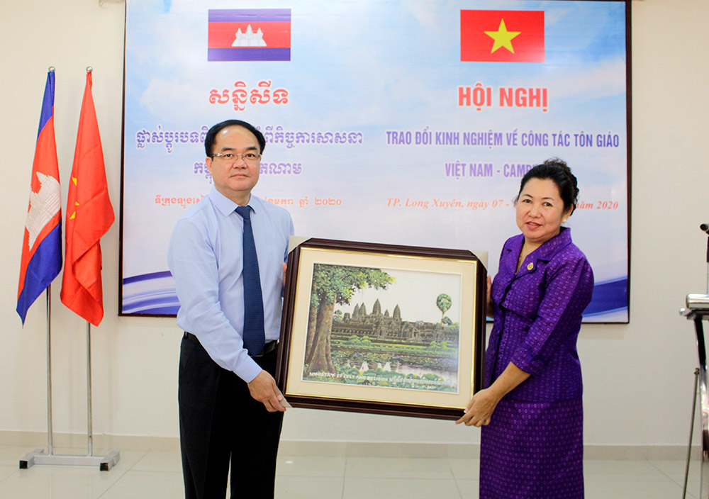 Vietnam, Cambodia exchange experiences in religious affairs