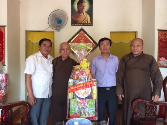 Mass mobilization commission in Tay Ninh pays pre-Tet visit to local religious leaders