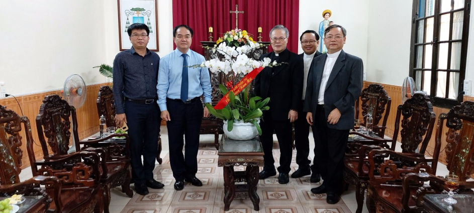 GCRA leaders pay pre-Tet visits to Buddhist, Catholic dignitaries in several provinces, cities